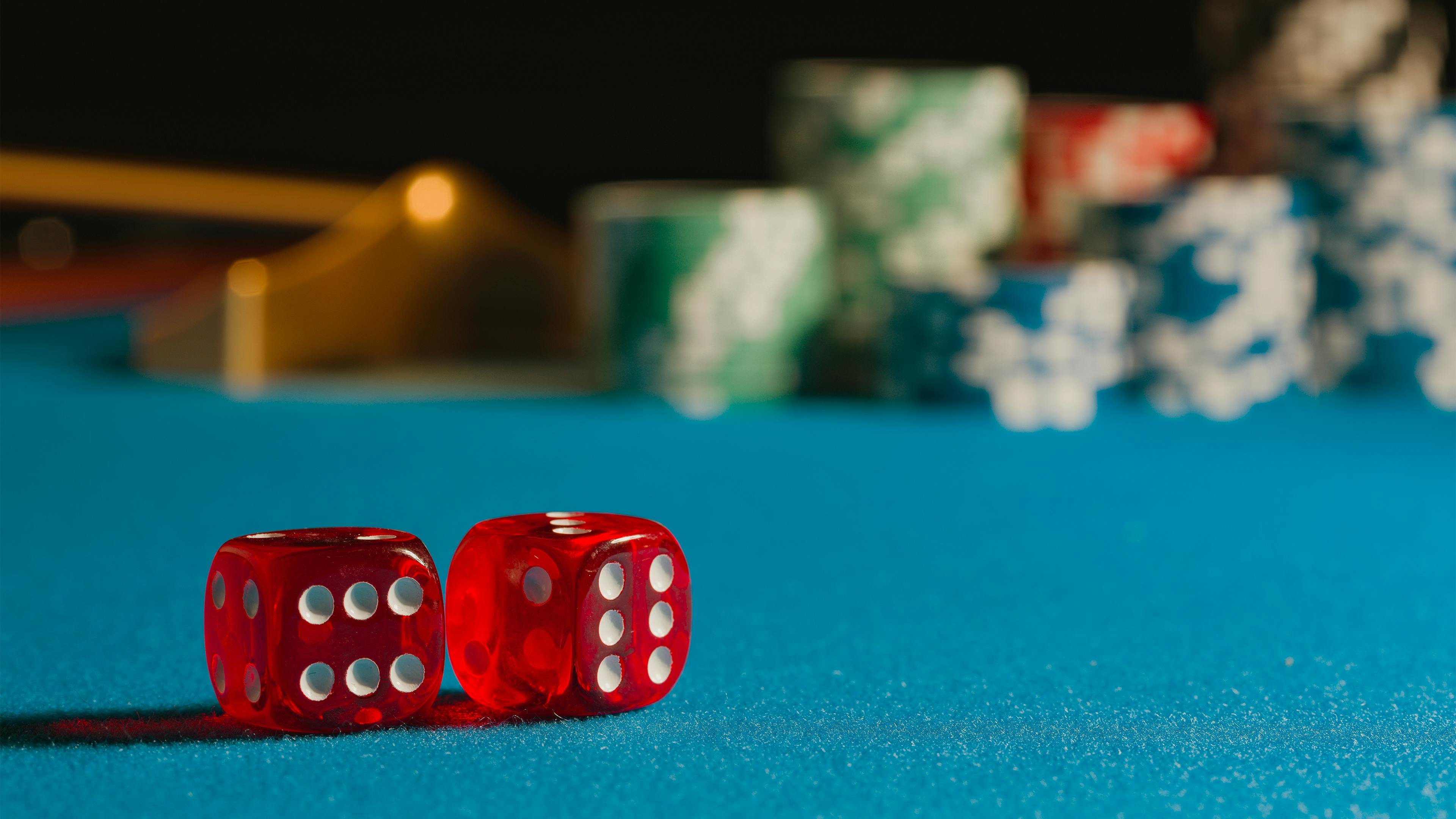 Layar permainan Mega Wheel di galabet menampilkan roda, dealer, dan kontrol taruhan